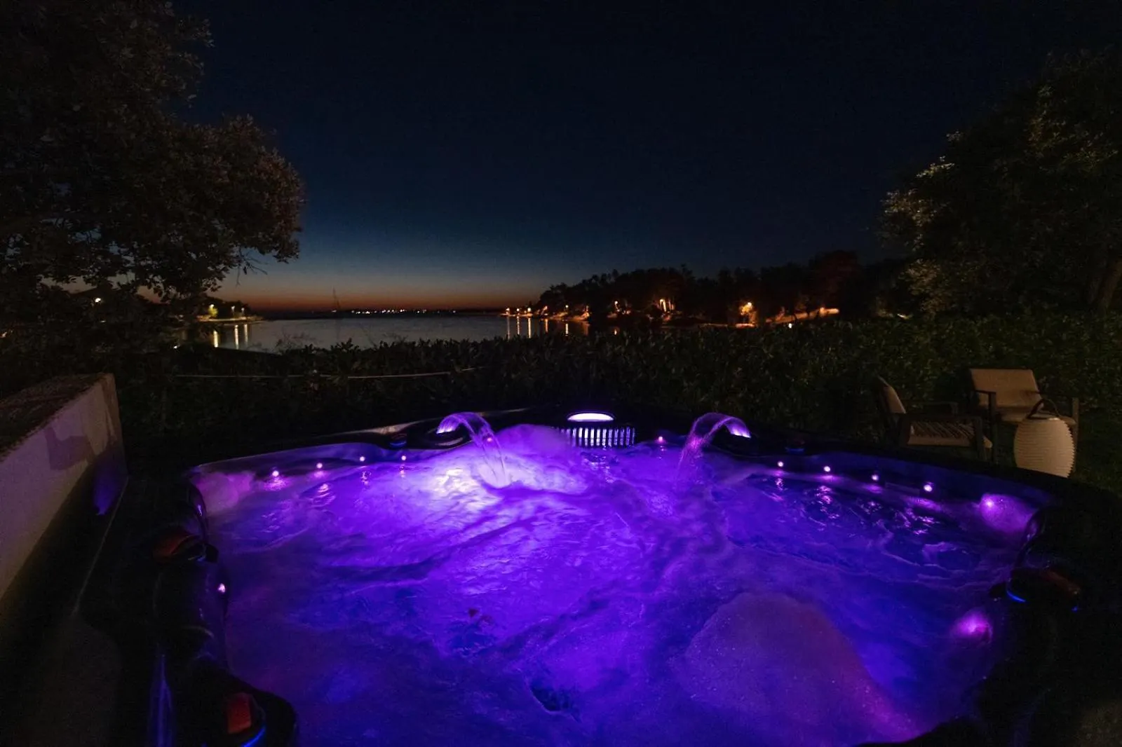 Beachfront Villa Bella ザトン
