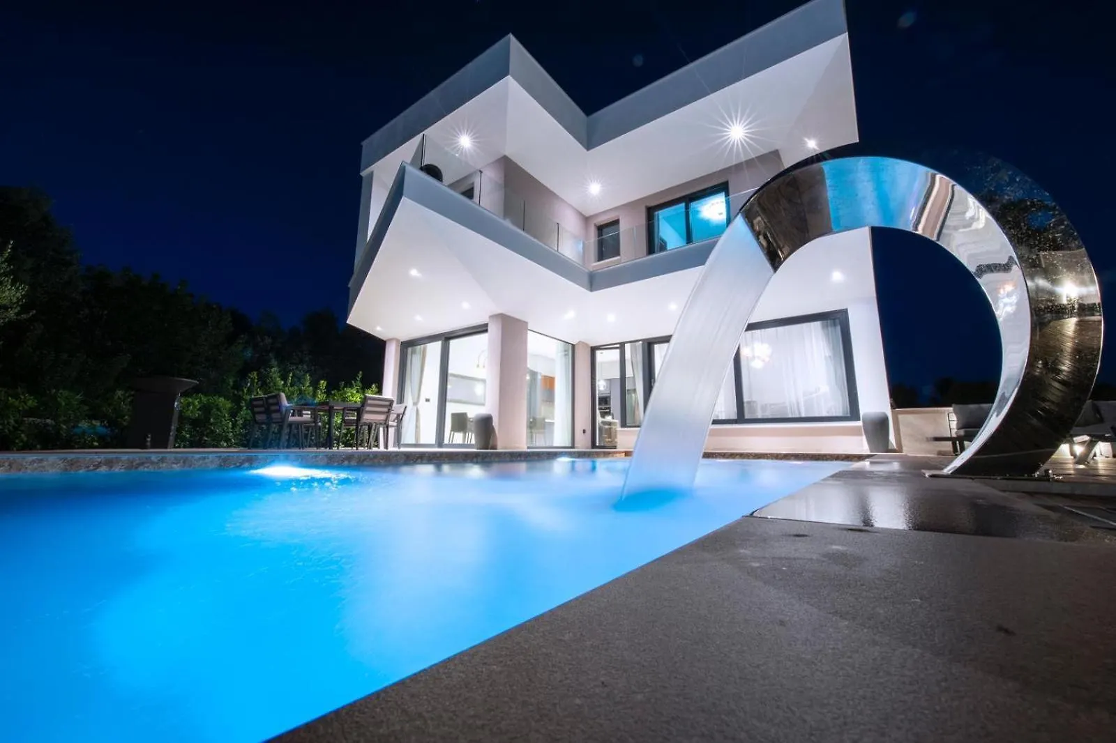 Beachfront Villa Bella ザトン