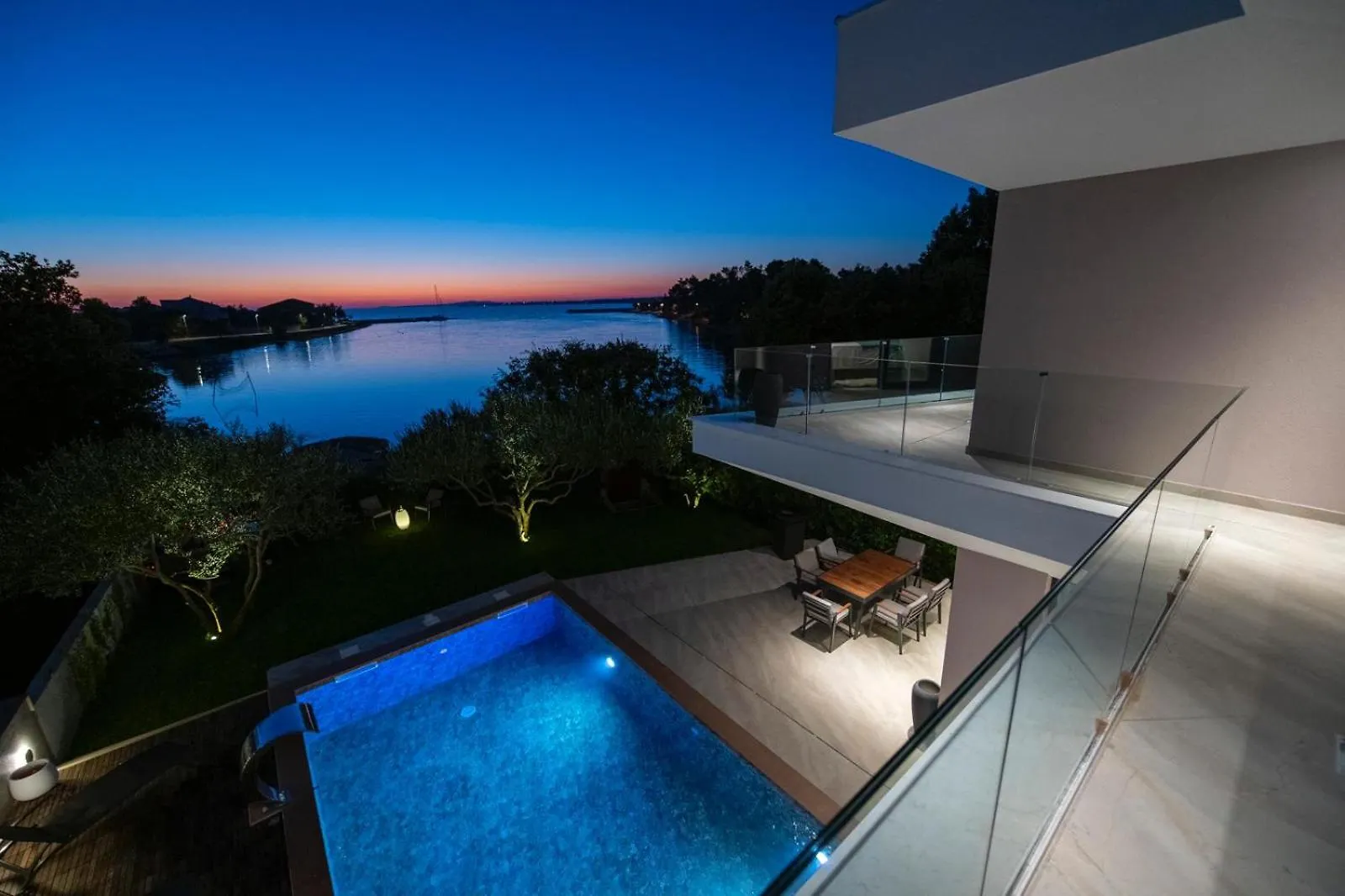 Beachfront Villa Bella ザトン